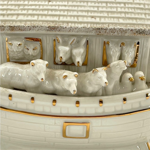 Mikasa Fine Porcelian "Noah's Ark" FKOO1-311 Figurine with Gold Accent in EUC 5" - Picture 8 of 10